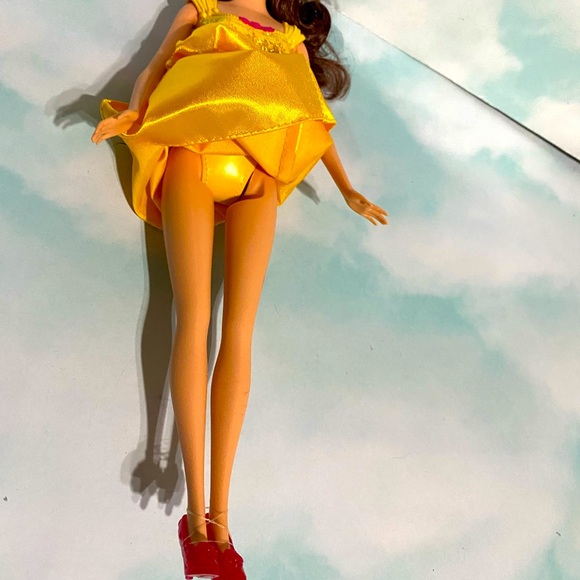 DISNEY BEAUTY AND THE BEAST 2012 COLLECTABLE BEAUTIFUL PRINCESS BELLE DOLL - Picture 8 of 9